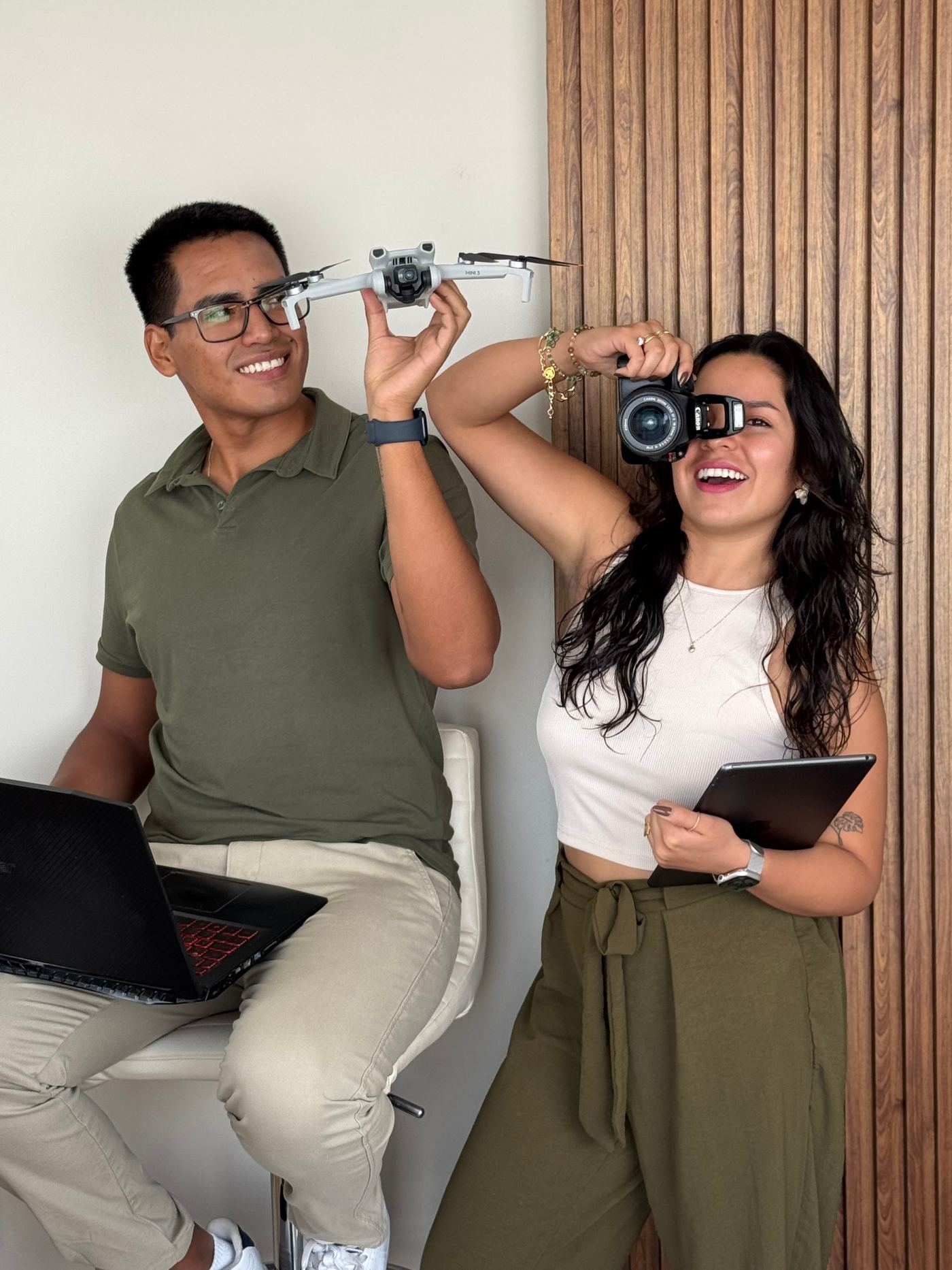 Sebastian y Andrea con su equipo de grabación: drone, cámara y laptop
